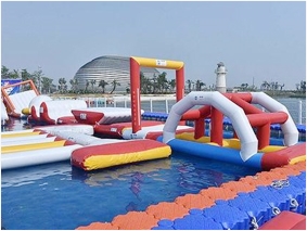 大型水上充气城堡